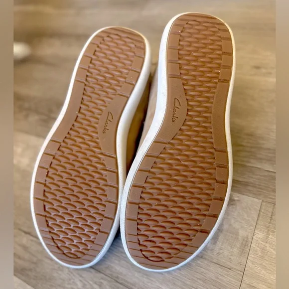 (Clark’s) Nalle Camel Tan Suede Leather Lace Up Zippered Sneakers, size 8.5 W - Picture 2 of 3